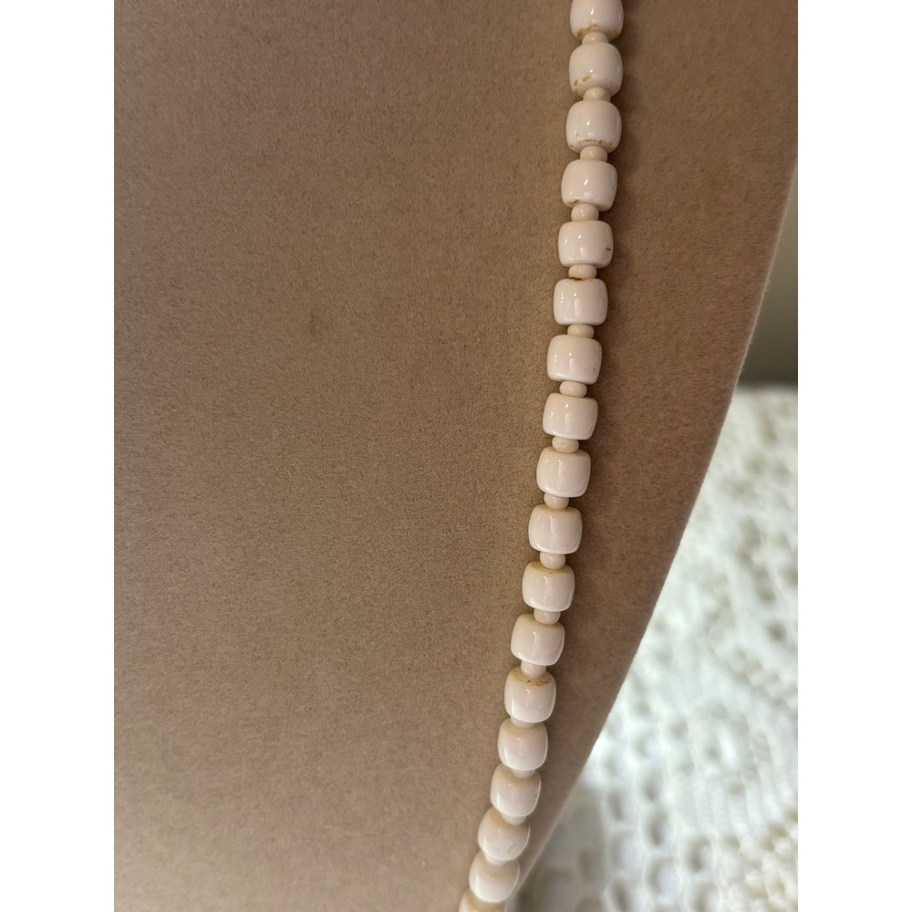 White lucite Barrel Bead Necklace Retro Hand Strung Hook Clasp Vintage - Picture 3 of 10